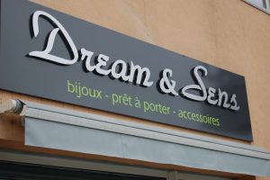 Dream et sens ensigne lettre relief isère pub grésivaudan