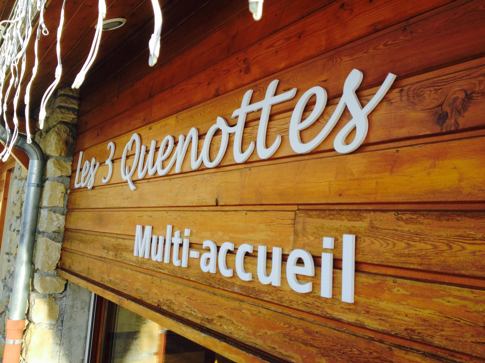 enseigne-lettres les 3 quenottes mutli accueil isère