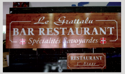 gravure signalétiques bois restaurant finition luxe pub grésivaudan