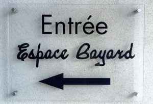 Espace Bayard SIGNALÉTIQUE EXTÉRIEURE SIGNALÉTIQUE INTÉRIEURE ENSEIGNE MARQUAGE VÉHICULES EVENEMENTIEL DÉCORATION / VITROPHANIE GRAVURE pub grésivaudan grenoble isere