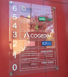 plaque plexiglass Résidence-crolles-grenoble-isere-signaletique-plaqueplexiglass