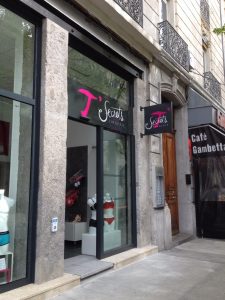 Enseigne extérieur en lettres adhésives pour t'secrets lingerie Grenoble par pub grésivaudan