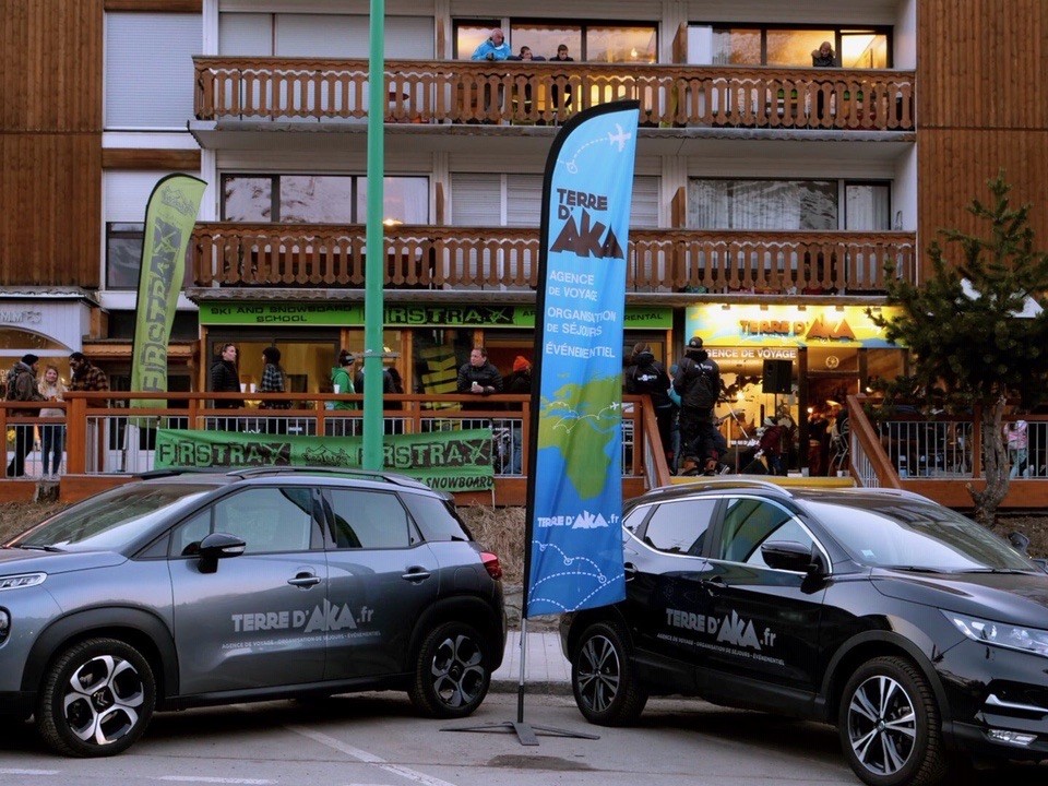 décoration-véhicule-terred'aka-lesdeuxalpes-pubgresivaudan-stationdeski-isere